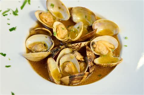 Almejas frescas en un plato
