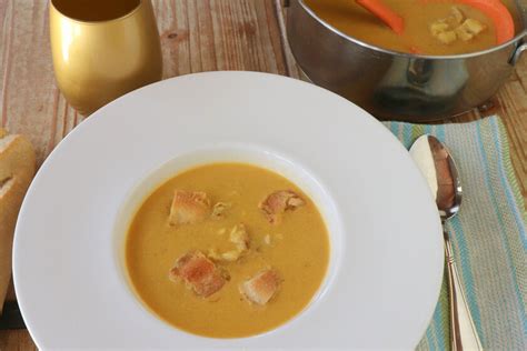 Plato de caldillo de pintarroja con limón y hierbabuena