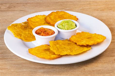 Patacones servidos con guacamole y queso
