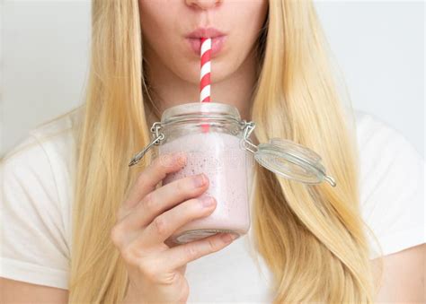 Persona mayor bebiendo un batido nutritivo