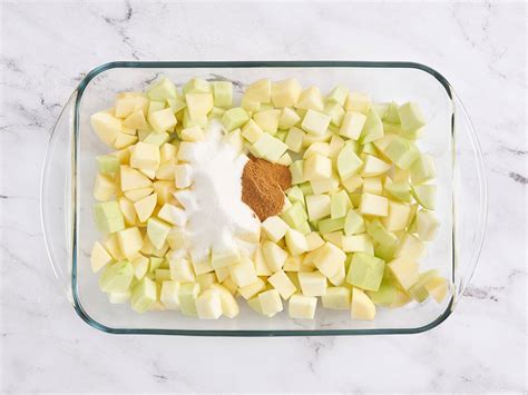 Manzanas cortadas en cubitos para la torta