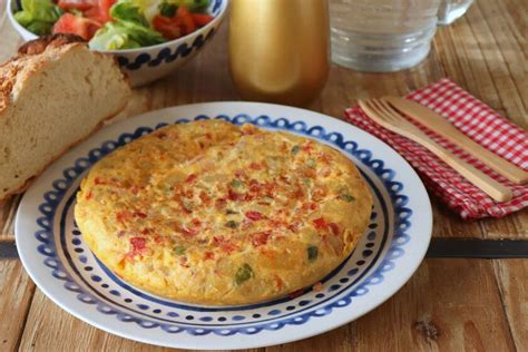 Tortilla payesa con pimientos y guisantes