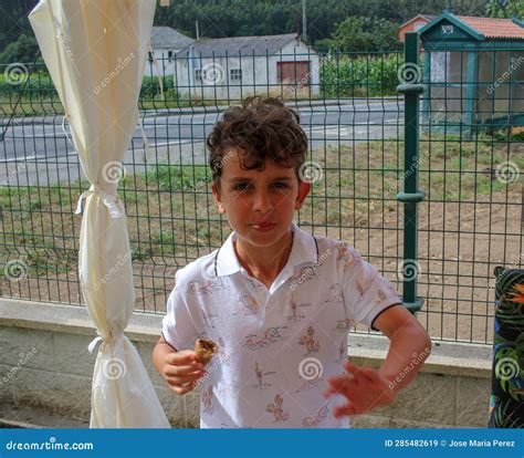 Niño disfrutando de un trozo de tortilla