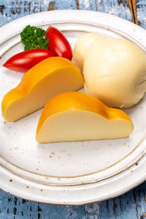 Formas del queso Scamorza (natural y ahumado)