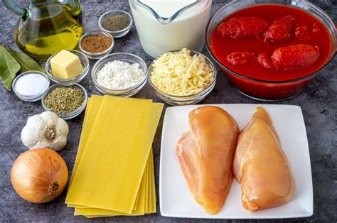 Ingredientes frescos para lasaña de marisco