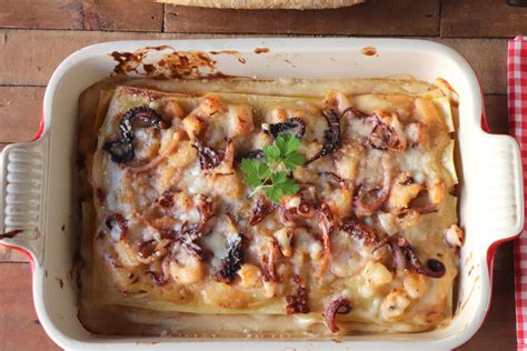 Lasaña de marisco y pescado servida en plato