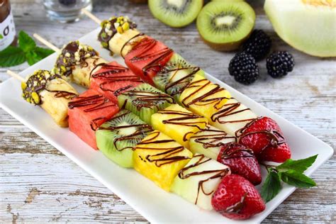 brochetas de frutas variadas con chocolate
