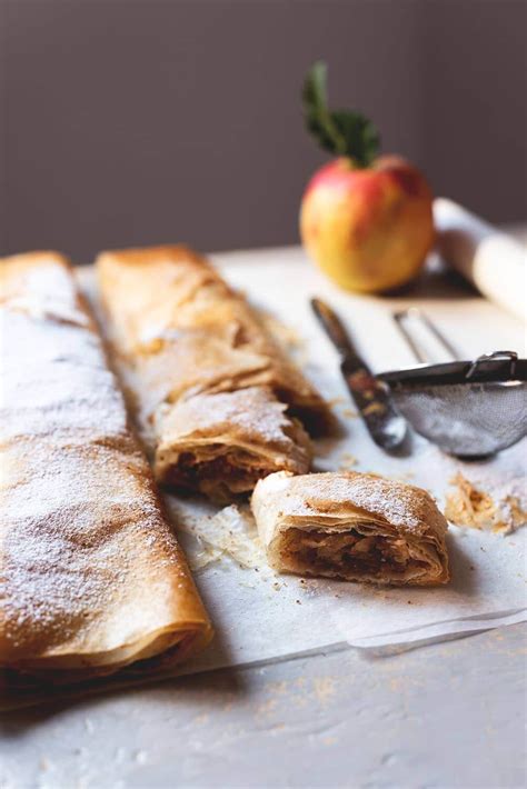 Ingredientes frescos para el relleno de strudel: manzanas, nueces, pasas y canela