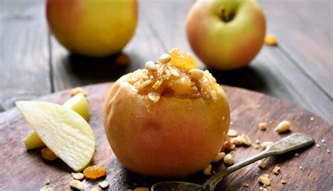 Relleno de manzana con nueces y pasas en un bol