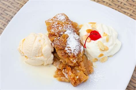 Strudel de manzana servido con una bola de helado de vainilla