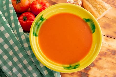 Sopa de tomate tradicional en un cuenco