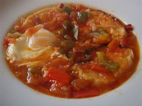 Sopa de tomate extremeña con huevo frito y pan tostado