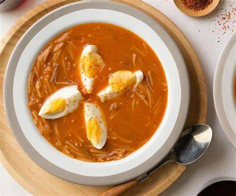 Sopa de tomate con huevo escalfado y piñones