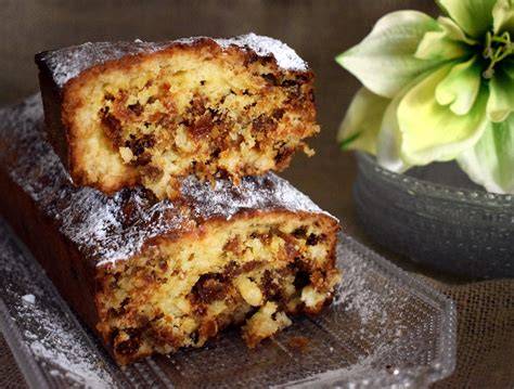 Bizcocho de higos y nueces cortado en rebanadas con un chorrito de miel