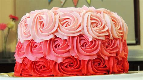 Bizcocho decorado con rosetones de crema de mantequilla y frambuesas