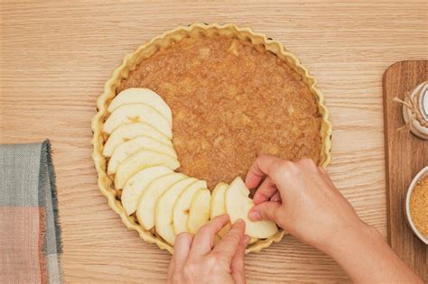 Molde con masa quebrada y manzanas