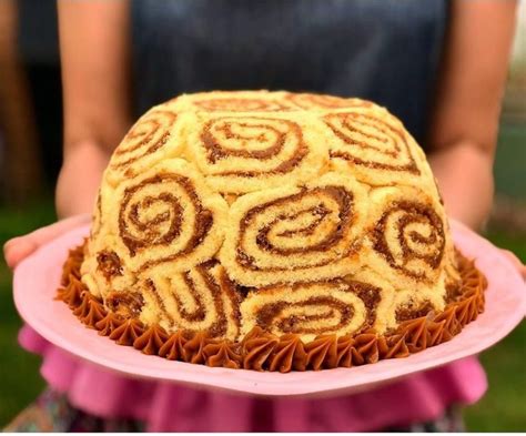 Torta bomba helada con capas de pionono, merengue y helado