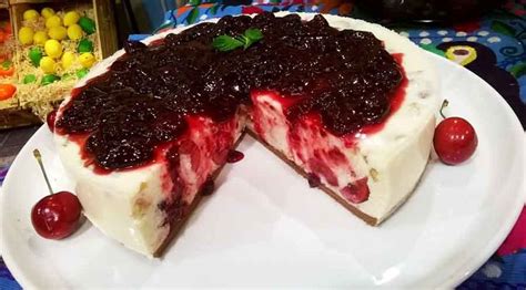 Torta helada de ricota y cerezas con base de pionono