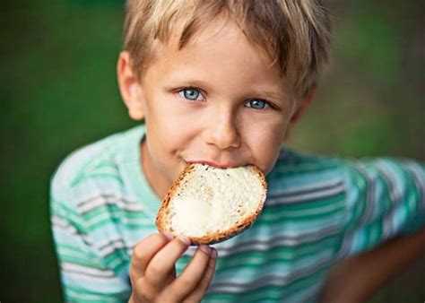 Niño comiendo pan con pan