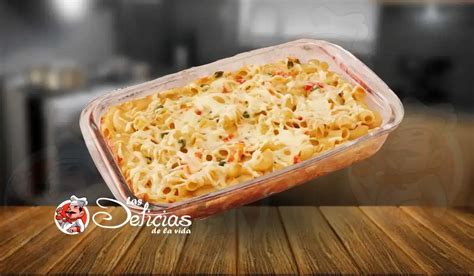 Pastel de fideos recién horneado