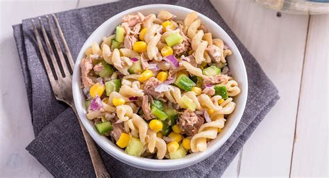 Ensalada de pasta fresca con atún