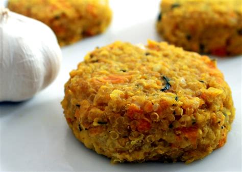 Mini hamburguesas de quinoa y calabaza en un plato