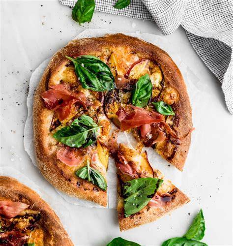 Pizza con durazno y prosciutto