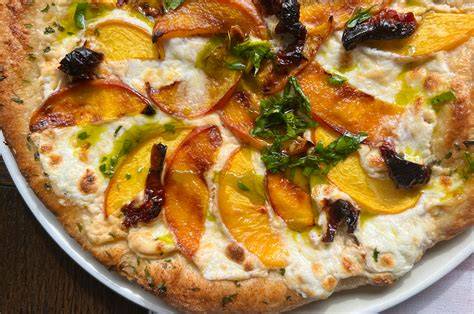 Ingredientes frescos para pizza de durazno