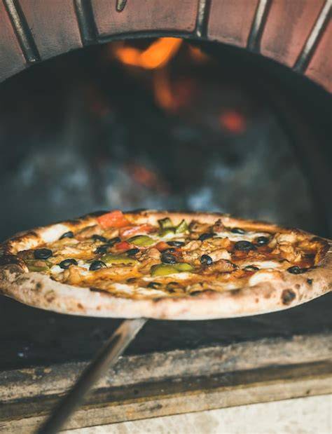 Pizza con durazno recién horneada