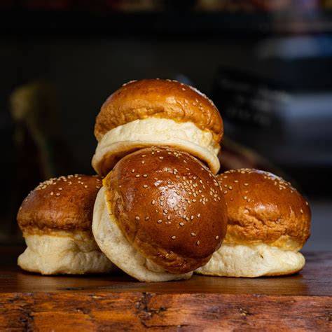 Pan de hamburguesa tipo brioche tostado con mantequilla