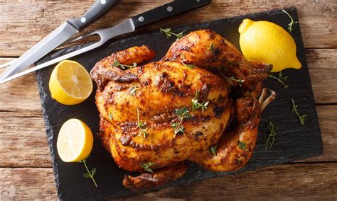 Imagen de un pollo asado jugoso con guarnición