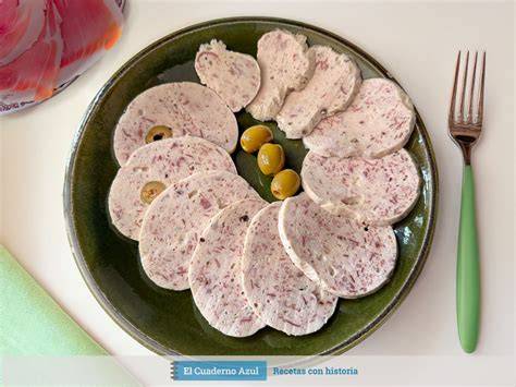 Plato con lonchas de fiambre de pollo casero recién cortadas