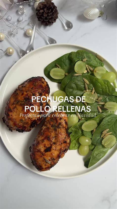 Especias y pechugas de pollo listas para ser marinadas