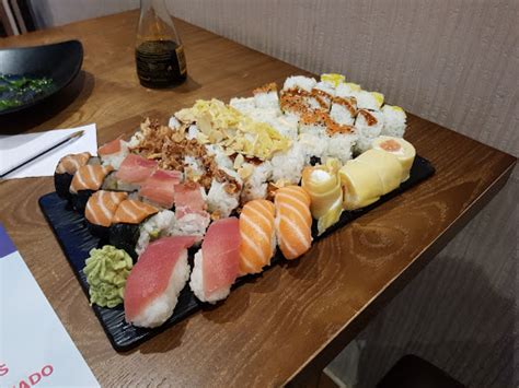Variedad de sushi rolls creativos en SushiGO Palma
