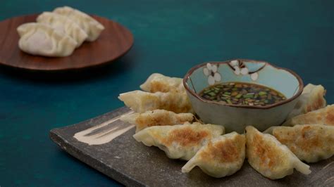 Selección de entrantes japoneses como gyozas y tempura