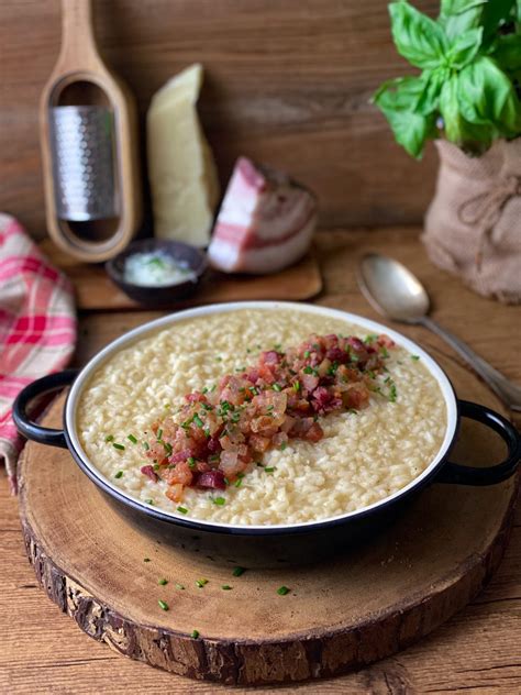 Mesa con ingredientes italianos de calidad como guanciale, pecorino y harina