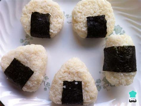 Alga nori con arroz esparcido