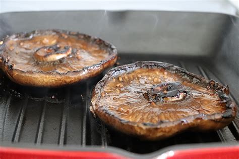 Champiñones Portobello asados en la parrilla