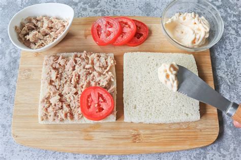 Sándwich de atún, huevo y tomate cortado en triángulos listo para servir