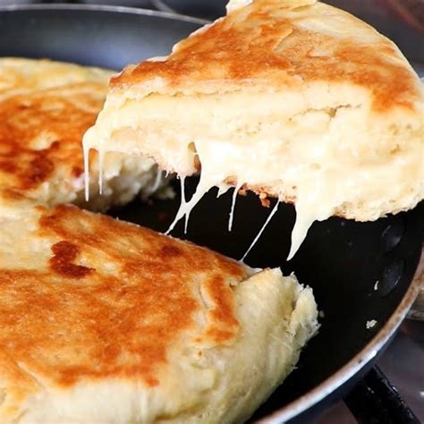 Pan sin horno relleno de queso en sartén