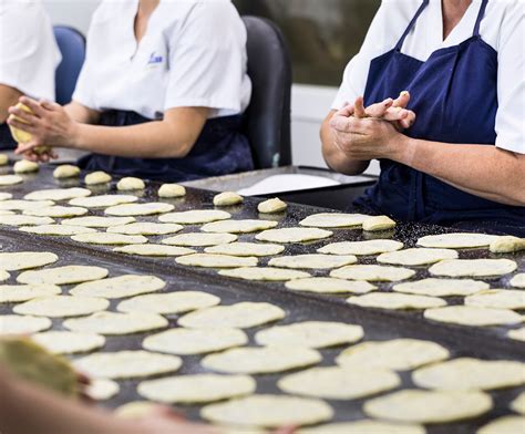 Mujer elaborando tortas de aceite de forma artesanal