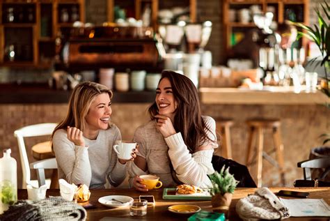 Interior de la Cafetería La Estación con clientes disfrutando del desayuno