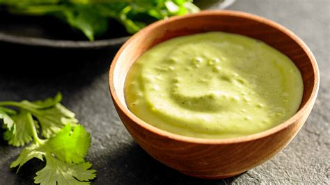 Proceso de mezcla de aliño cremoso para ensalada
