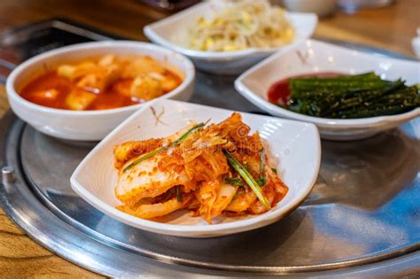 Variedad de platos coreanos servidos en una mesa