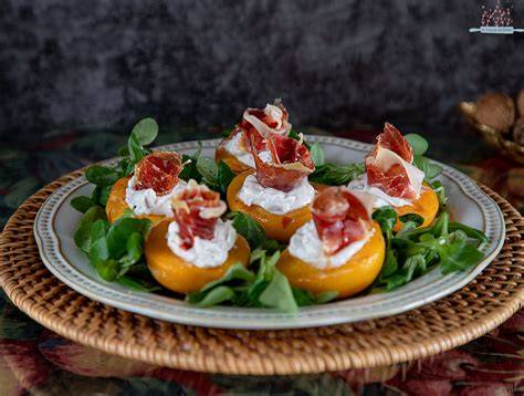 Melocotones asados con queso de cabra, nueces y arándanos