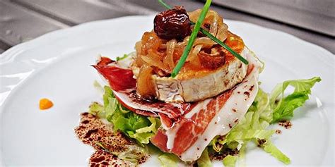 Ensalada gourmet de melocotón, jamón ibérico y queso de cabra
