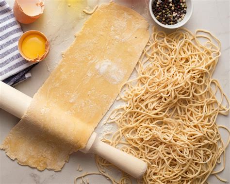 Proceso de estirado y corte de la pasta fresca