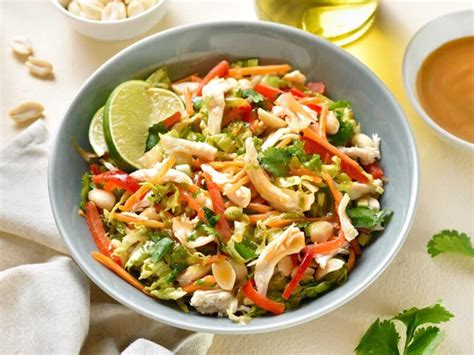 Ensalada thai con mango y otros ingredientes