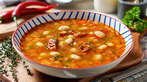 Plato de ciorba de fasole caliente