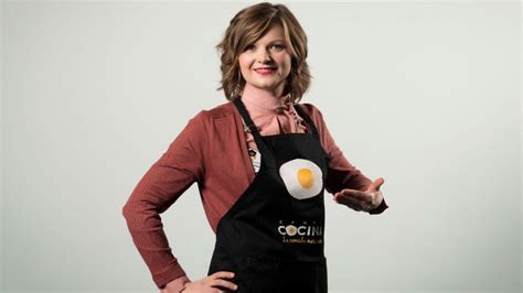 Esbieta cocinando en su canal de YouTube